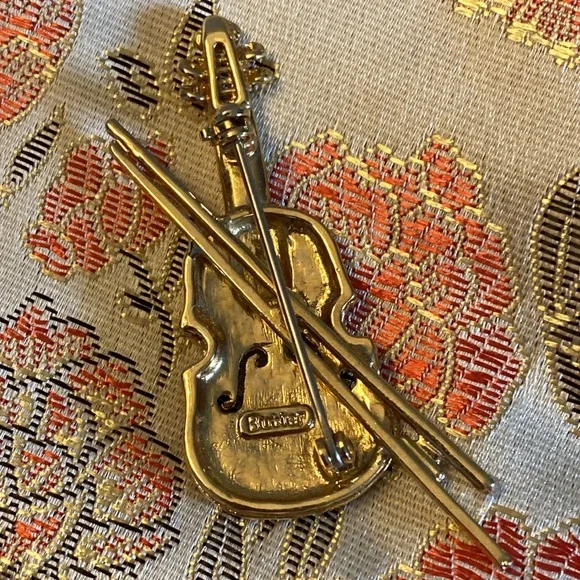 Butler Gold Violin Pin - Picture 6 of 6